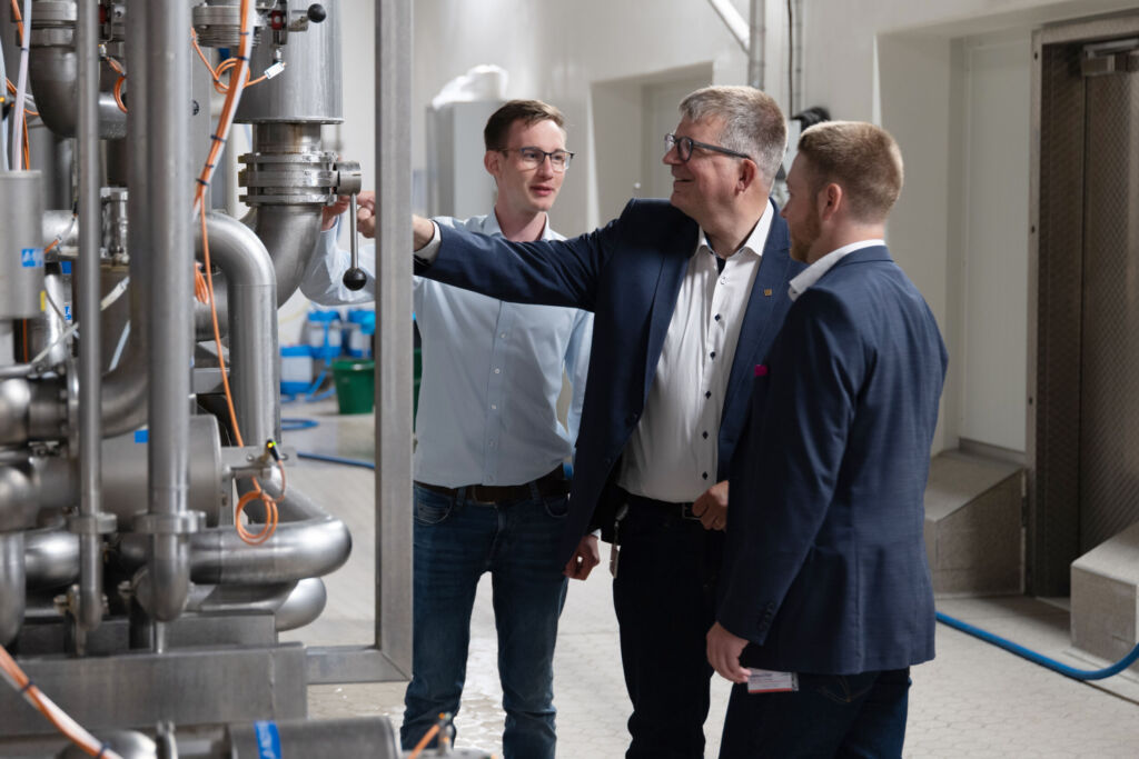 Vor Ort im Praxiseinsatz: Anwender und Hersteller prüfen gemeinsam den Einsatz der Compact-Line-Sensorik im
laufenden Betrieb.