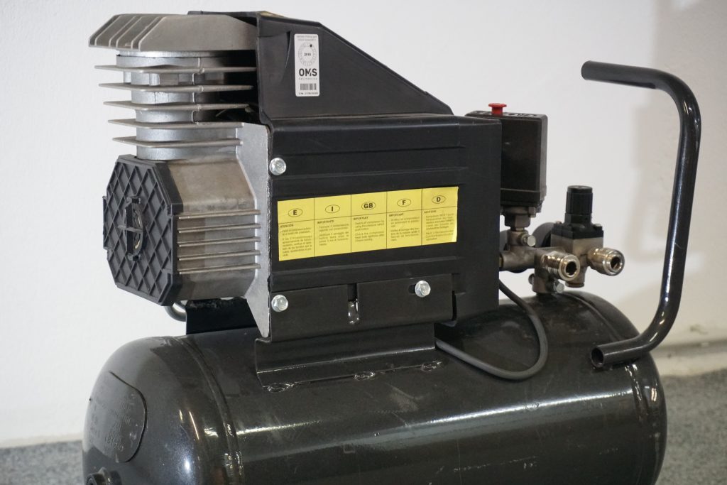 Bild 1 | Bild eines Kompressormotors (l.) und ein daraus resultierendes Event Based Vision Bild (r.), auf dem das Schwingungsverhalten des Kompressors zu erkennen ist.