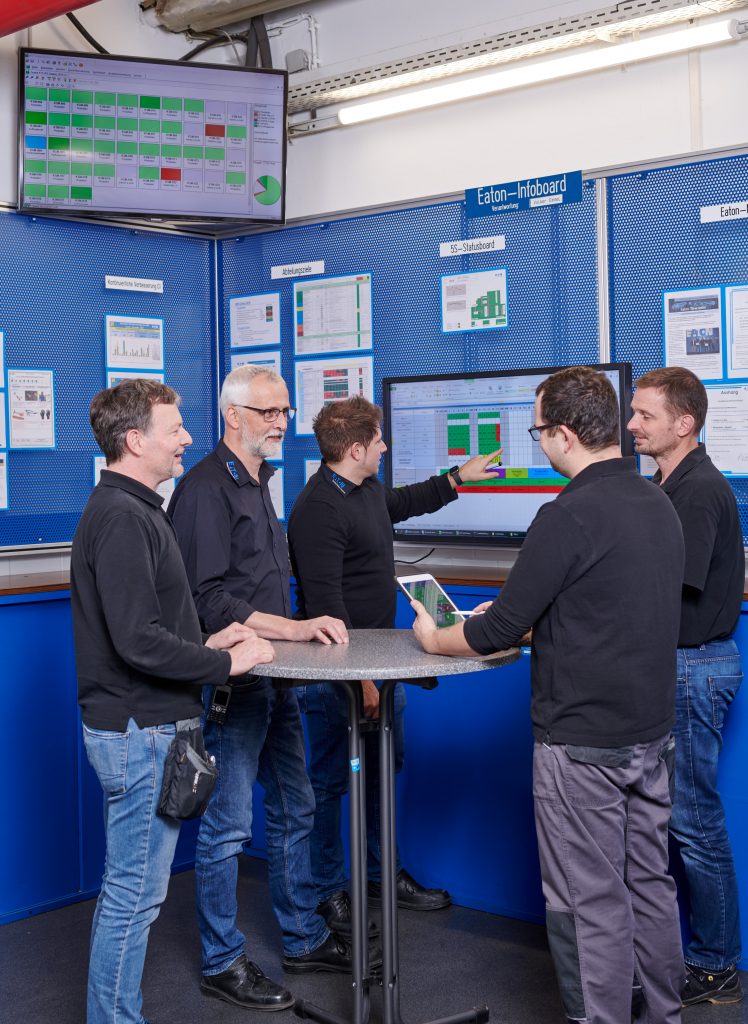Bei den abteilungsübergreifenden Tier-Meetings (hier bei Eaton Industries in Holzhausen) 
werden Entscheidungen auf der Basis der aktuellen Informationen getroffen, 
die webbasierte Produktions-Cockpits anzeigen.
