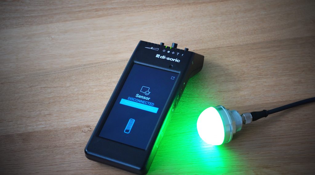 Ohne Probleme kann mit dem IOL-Portable bei der IO-Link-Signalleuchte SBP-RGB die Farbe von gelb nach grün verändert und die Leuchtintensität erhöht werden.