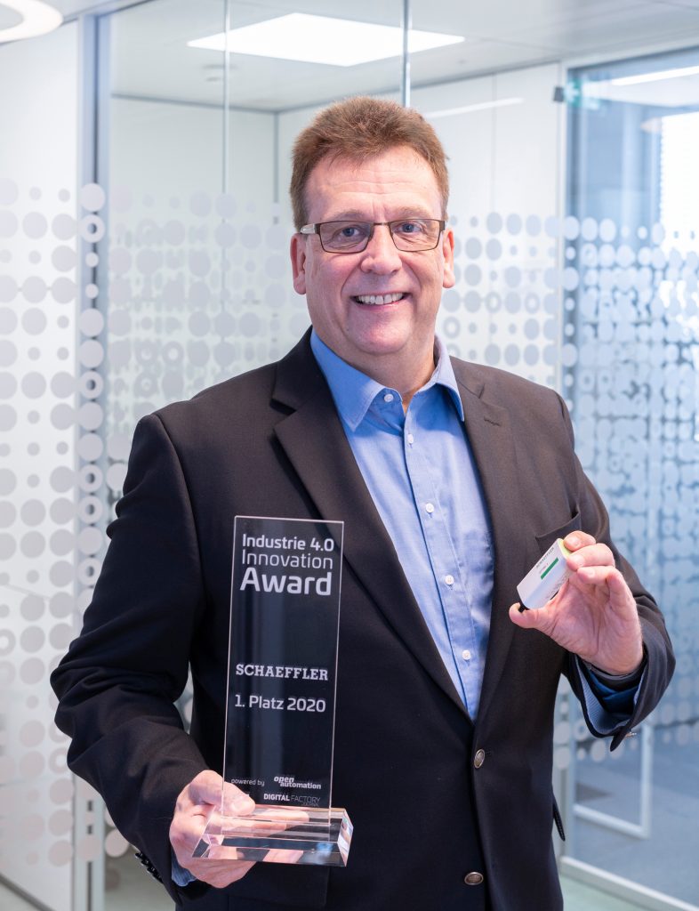 Schaeffler Optime gewinnt den Industrie-4.0-Innovation-Award des VDE-Verlags. Rauli Hantikainen, Leiter des Strategischen Geschäftsfelds Industrie 4.0 bei Schaeffler, mit dem Industrie-4.0-Innovation-Award und einem Optime-Sensor.