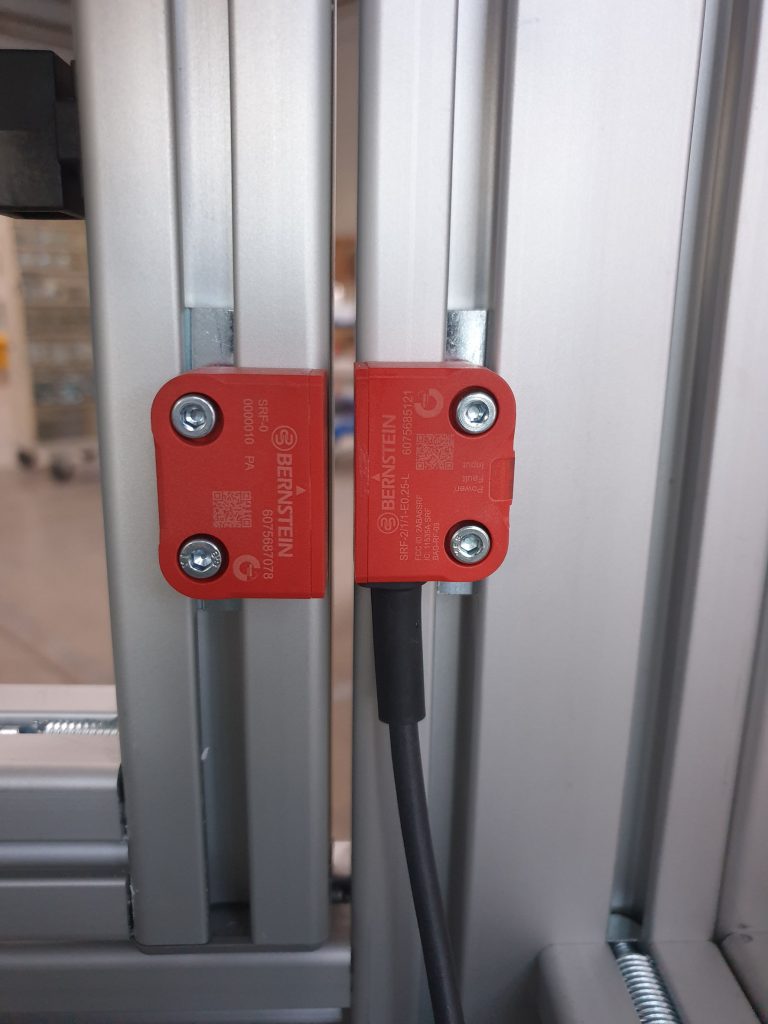 Der Sicherheitssensor SRF bewahrt Mitarbeiter vor Verletzungen, indem er Maschinen und Anlagen abschaltet oder erst gar nicht in Betrieb nimmt, solange die Schutztür der Maschine nicht ordnungsgemäß geschlossen ist.